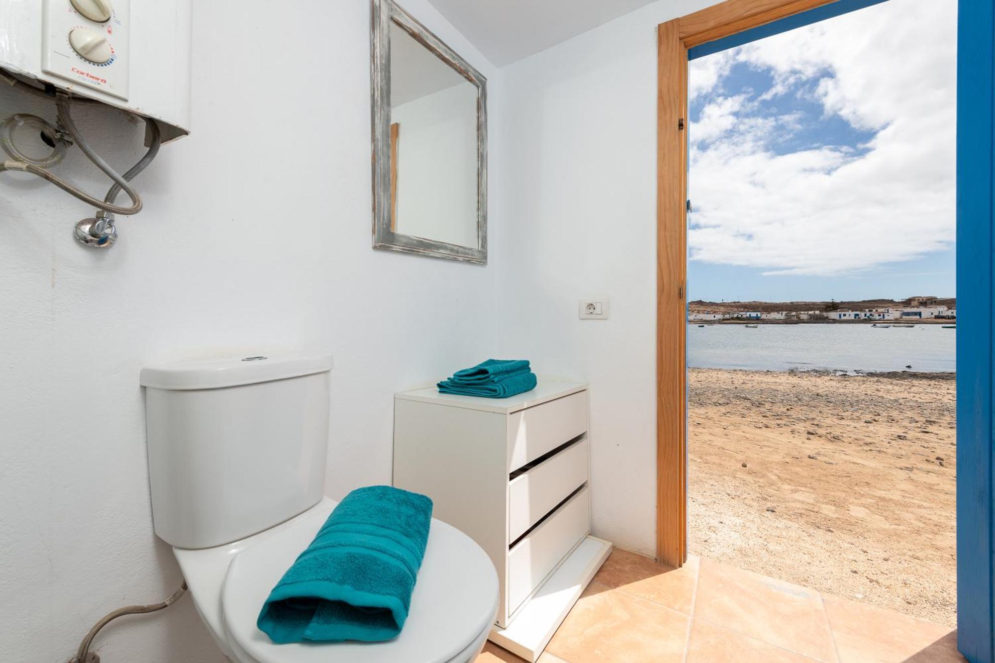 Cabin In Front Of Idyllic Majanicho Beach المظهر الخارجي الصورة